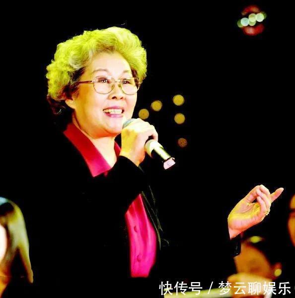 老年人$84岁女歌唱家住进养老院,说不想给儿女添麻烦,网友却议论纷纷