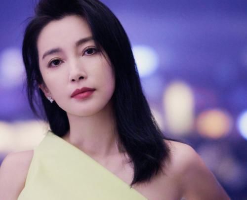 太尴尬!徐梦洁穿郑爽1年前礼服还同台,而孟美岐场场高定