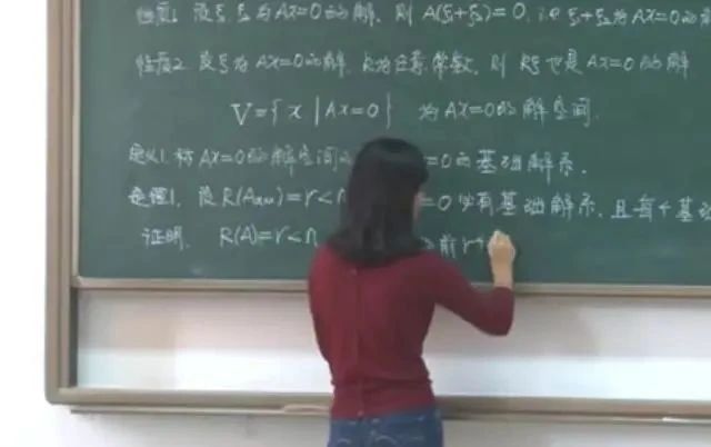 一位大学女教师的课堂板书很惊艳，工整美观，严谨大方，美不胜收