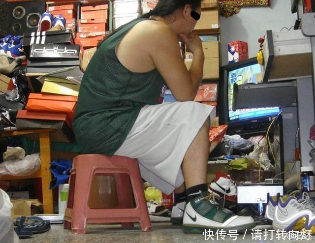 “穷”得只剩鞋!为上千双稀有球鞋,神秘大神家中只剩电视、板凳