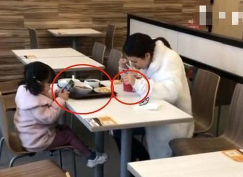 可怜天下父母心|路人偷拍的一张母女图用餐火了,网友:孩子的心理压力得多大啊