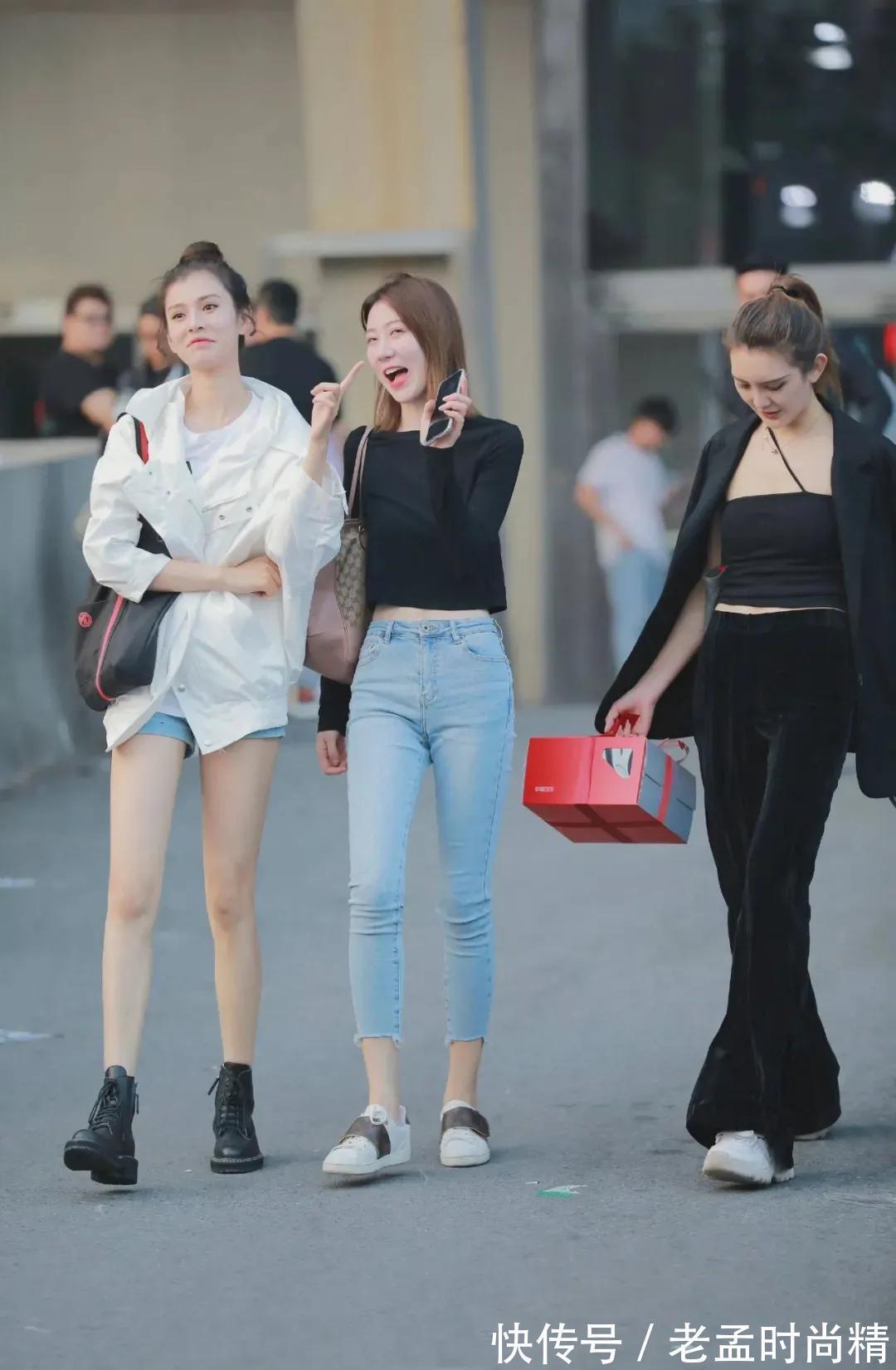 街拍 街拍穿牛仔裤的时尚性感美女