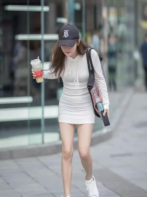 气质美女|除了身材比较好的谁敢穿，气质美女穿上卫衣裙，实在是太抢眼！