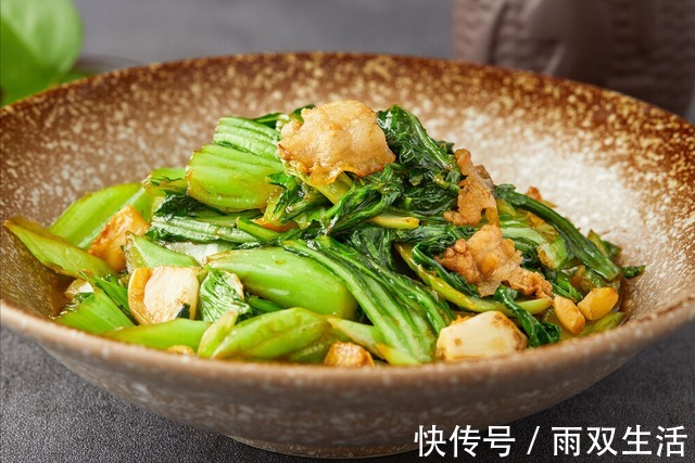 爽脆|天热多吃蔬菜,炒青菜时,不要直接下锅,学会2招,爽脆不发黑