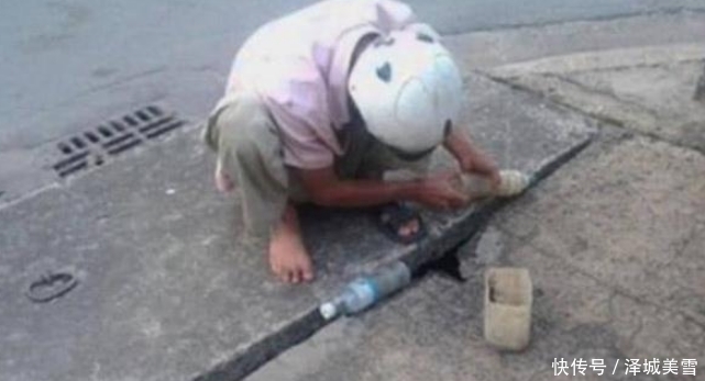 摩的师傅蹲马路边钓鱼,狭窄的臭水沟,在他眼里就是“马尔代夫”