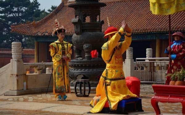 孔子|康熙拒拜孔子墓,大臣见状用布遮住墓碑上1字,康熙老老实实下跪