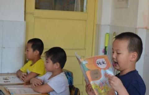 熊孩子|熊孩子被老师罚写名字100遍,孩子面不改色,同学先看看他叫啥