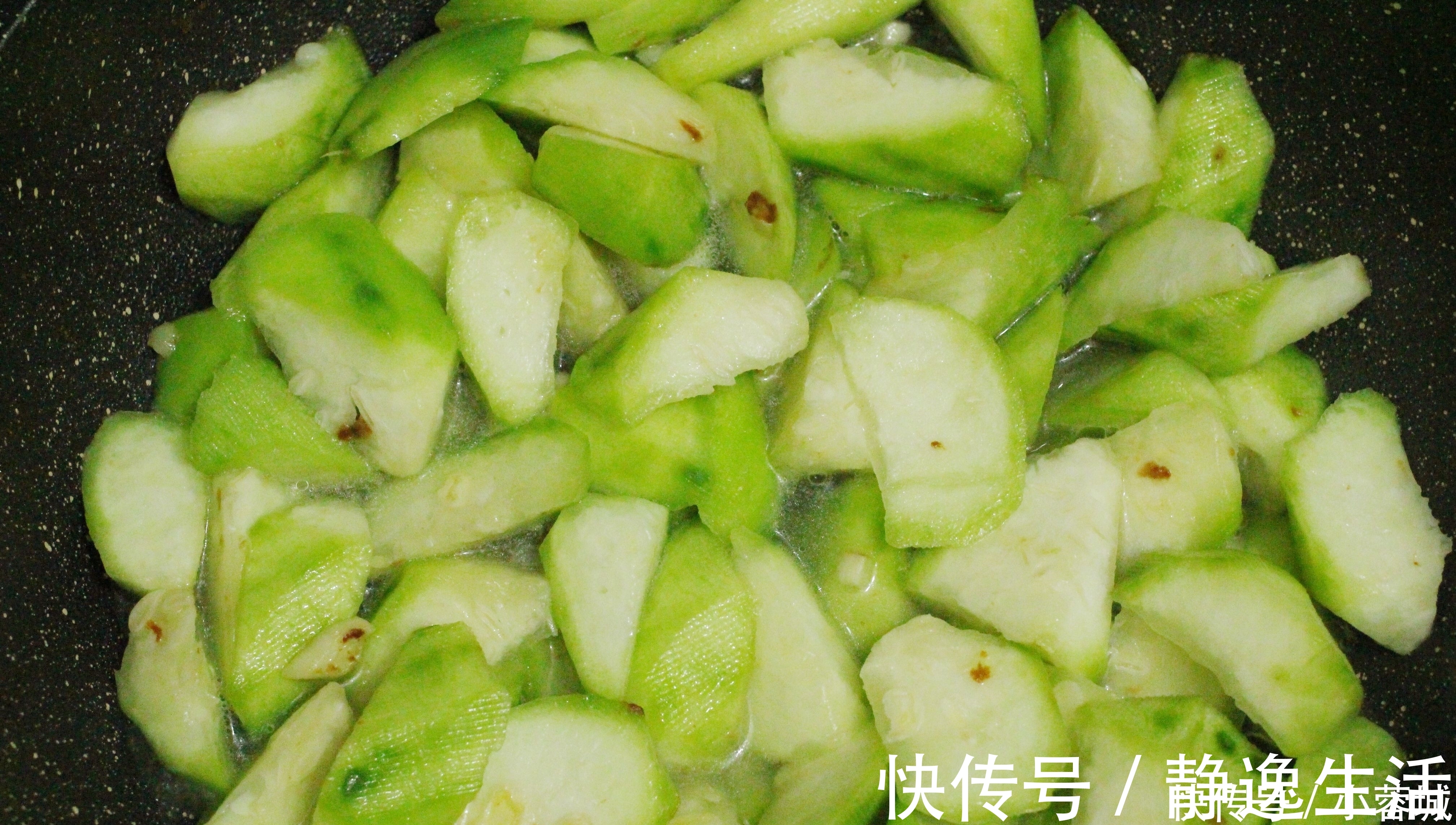 丝瓜皮|夏天，多给家人吃此瓜，瓜肉相结合，营养美味，连汤汁都吃精光