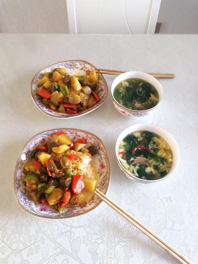 我和孩子的午餐简单做，八样食材一锅煮，端上桌，孩子却说太丰盛