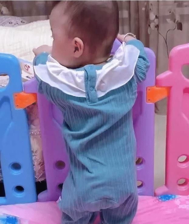 “屁股下边全是脚”,宝妈晒照吐槽宝宝小短腿火了,网友笑翻了
