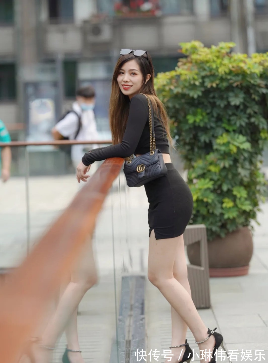 裙装|半身裙的精彩演绎,展现随性简约的搭配风格,时髦优雅又精致