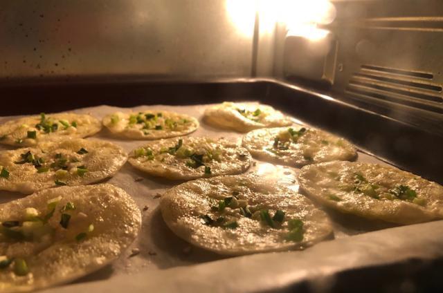 饺子皮这样做,比薯片好吃,嘎嘣脆,做一盘端上桌就被抢光