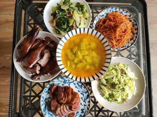 晒晒我家四口人的午餐，五菜一汤真丰盛，简单家常、营养味美