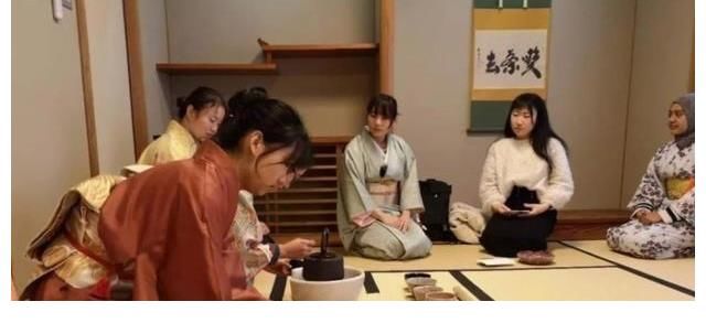 主人家|日本传统的坐姿，似乎就是跪坐在地上，难道跪坐舒服吗？