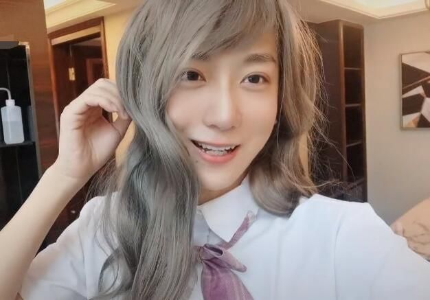 酷酷|酷酷的鑫再次穿JK女装，化了浓妆去买菜，路人都没眼看了