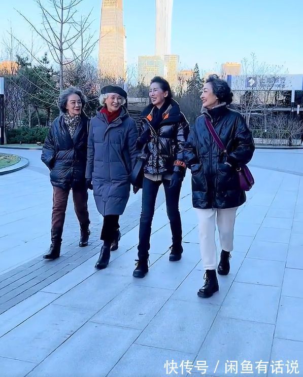 街拍|黑羽绒服怎么搭才好看?看70岁奶奶街拍就知道,白裤子最时髦上镜