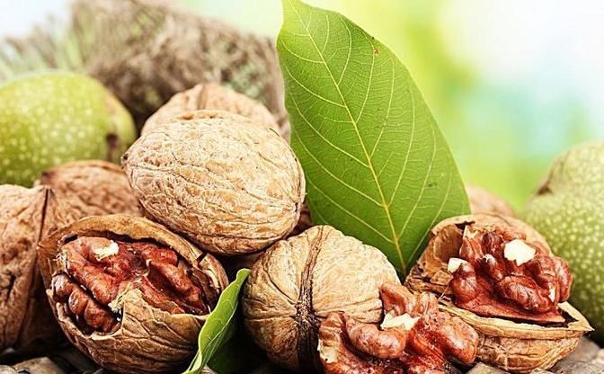 核桃是早上吃好还是晚上吃好？医生告诉你最佳的食用时间，别错了