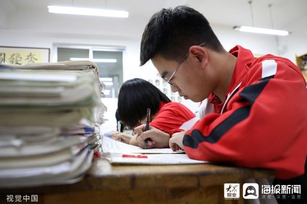 高三|山东滨州：高三学子挑灯夜读 做最后冲刺