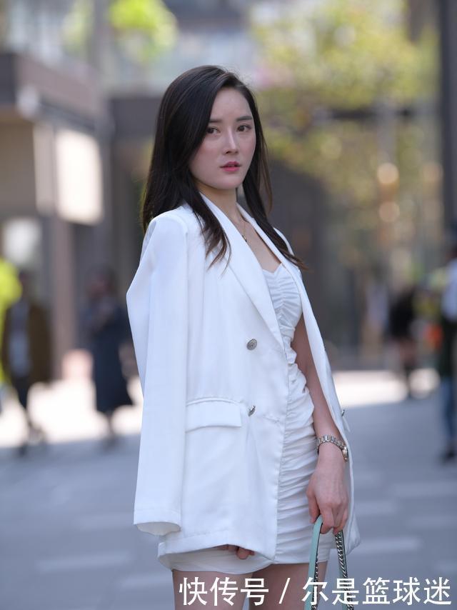 时尚女生的白色系裙装穿搭,精致优雅又气质,让人过目难忘!