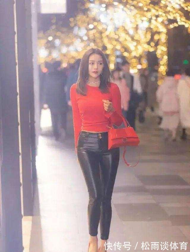 肩带 牛仔打底裤搭配白色上衣,拉长了腰线,散发出不同的韵味