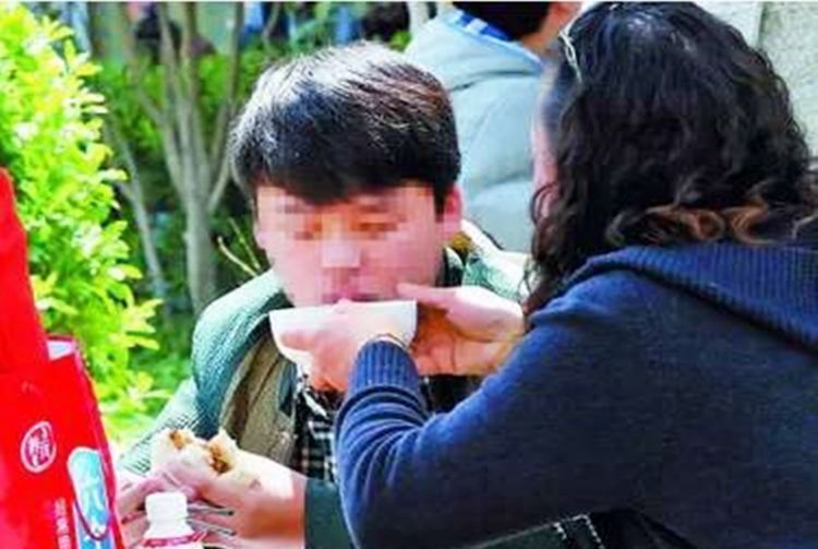 偷东西|这碗“毒面条”看似饱了肚子,实则毁掉孩子未来,父母却毫不在意