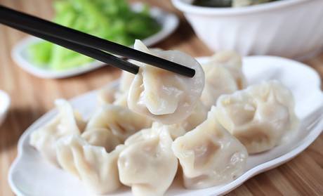  萝卜做馅时，先焯水或者用盐杀水都不对，教你一招，饺子口感特好