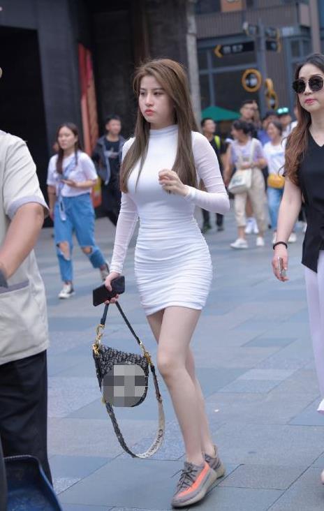 街拍白色的裙子,单穿不会显得的单调吗