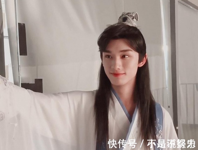 翟潇闻|《天官赐福》定妆照公开！站姐晒路透图被骂，粉丝都不敢认领
