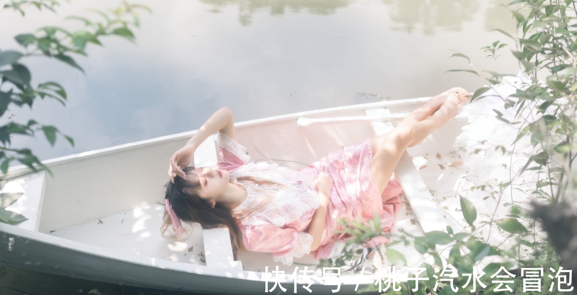 高天云#青山何处是,秋色已成空。凭窗期盼天涯客,谁晓红尘魂梦中