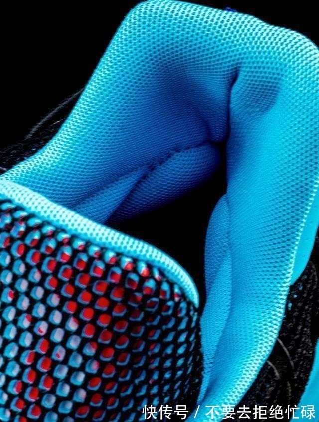 lightstrike 鸳鸯撞色+裸眼3D!上脚这双鞋,谁都忍不住多看两眼