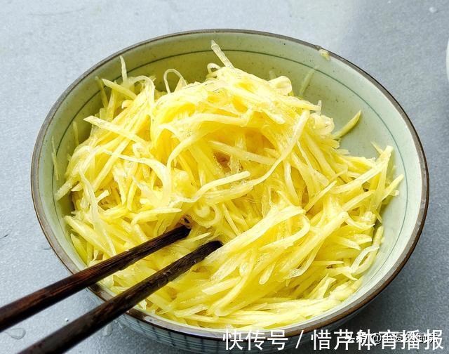 朋友说|1个土豆3个蛋,教你做快手早餐,5分钟出锅,香软酥脆