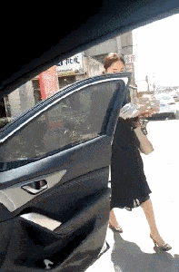 |搞笑GIF:单身久了 还有哪项秀恩爱的姿势不会