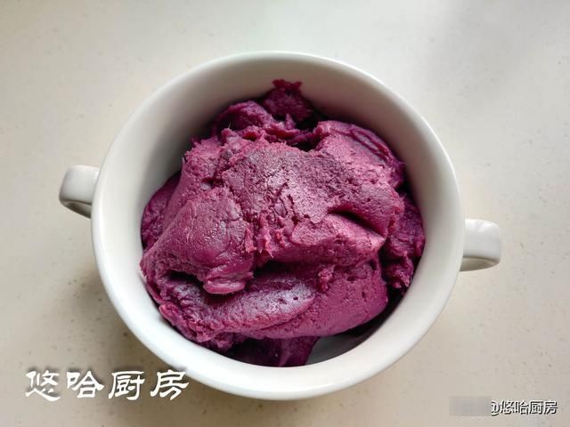 柔软香甜的紫薯奶酪面包，换个造型让人眼前一亮，做早餐真棒