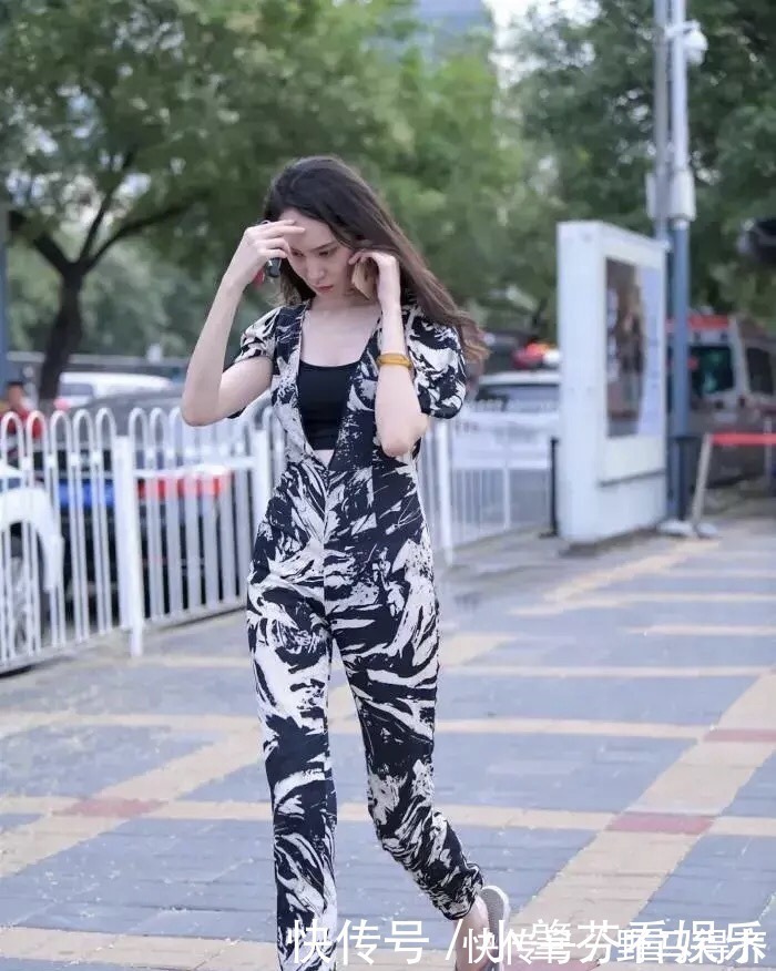 幽兰 体态轻盈搭配帅酷写意真空连体裤,真乃妆镜菱花暗,愁眉柳叶嚬