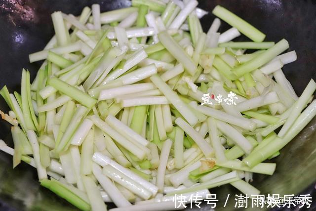 韭黄|一斤3块钱,人人吃得起,常吃腰腿好还不怕水,男人尤其要多吃