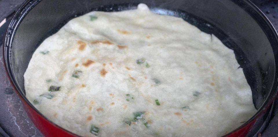 烙饼|家常烙饼最简单的做法，不用揉面不用油酥，柔软又多层，凉了不硬