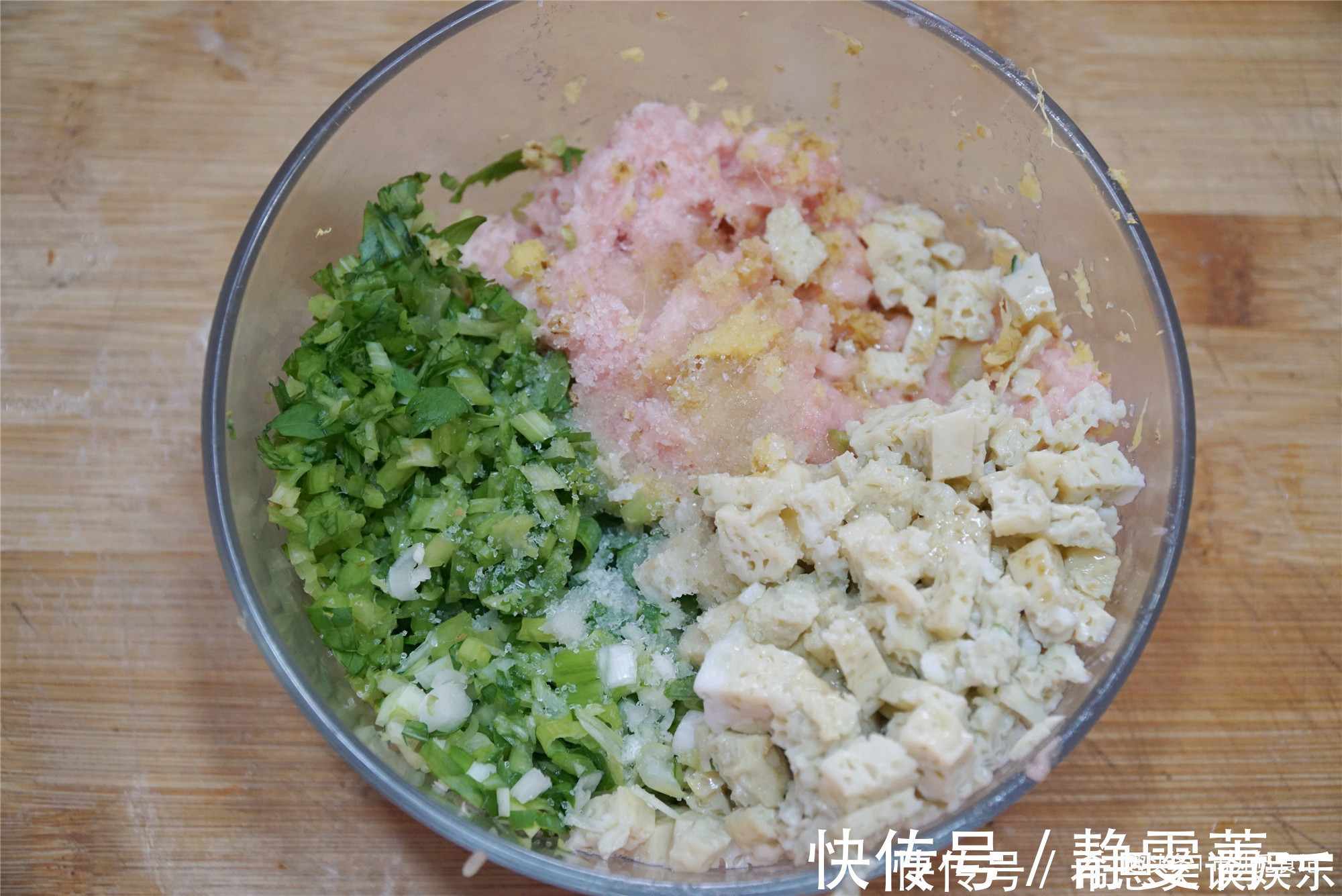 做馅饼,和好面直接包可不行,多加一步,松软酥脆,放几天都不硬