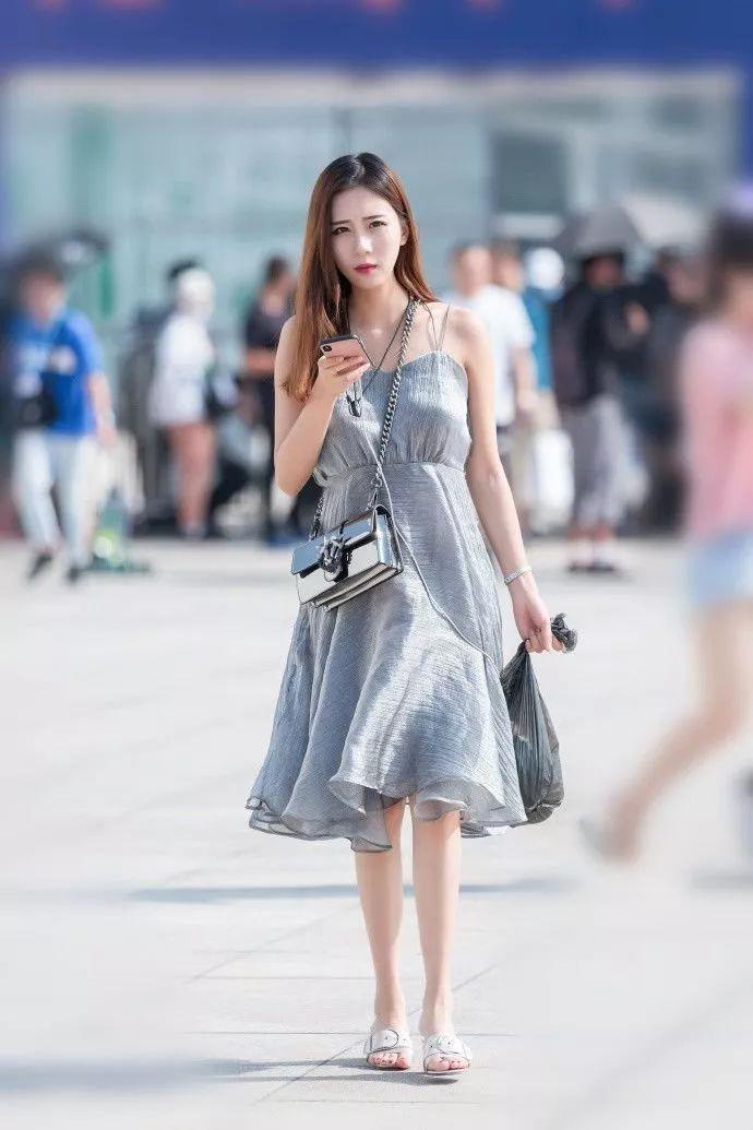 街拍:美女身穿水蓝吊带连衣裙搭配高跟拖鞋,时髦指数飙升