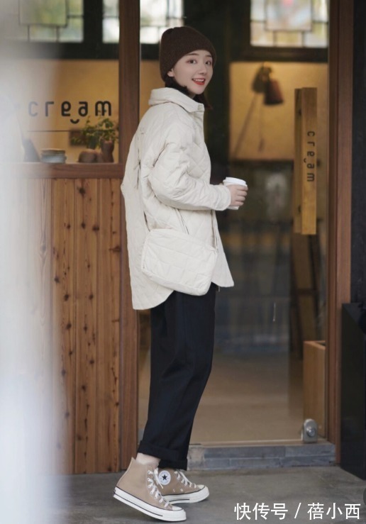 修饰 阔腿裤已烂大街了,现在流行“烟管裤”,这样穿搭腿粗胯宽都有救