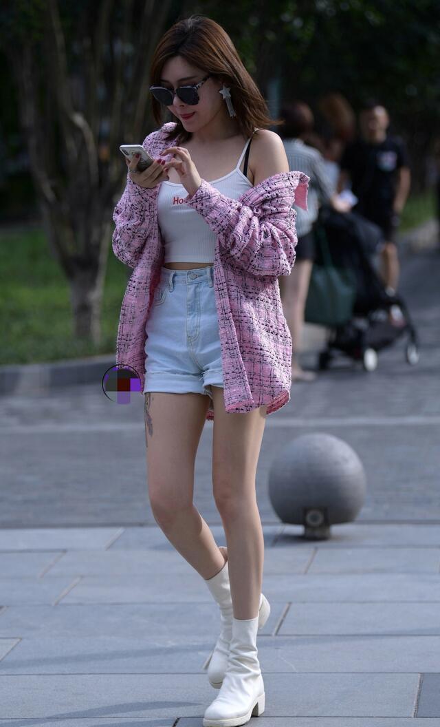 苗条|街拍：搭配一双短靴，展现苗条身段，轻松做一个身高腿长的时髦精