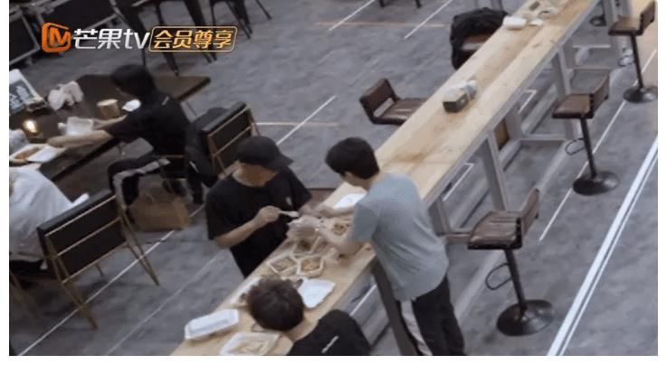 真人秀|真人秀终于不浪费粮食了，明星们集体吃盒饭，比之前要接地气的多