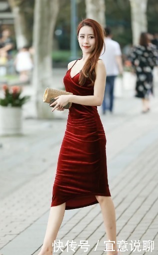 红色绸缎吊带长裙，展示姑娘独一无二的美，好气质这样就够了