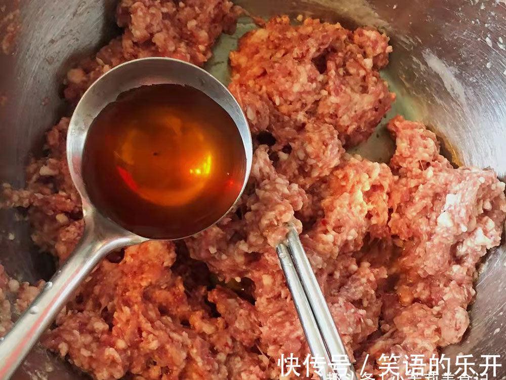 调羊肉馅很简单，牢记“2放2不放1窍门”，饺子鲜嫩无膻味，真香