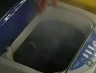 安全座椅 “爆款!”女子打车时羽绒服爆炸!羽毛满车飞