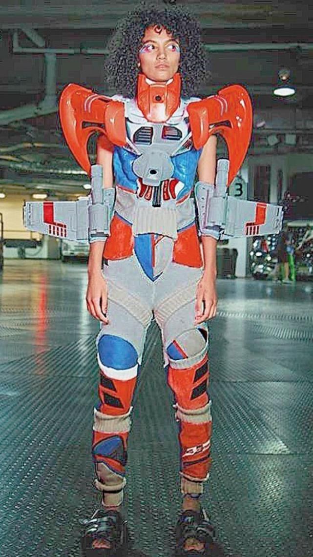 他把小时候偷看到的东西变成了今天的时尚