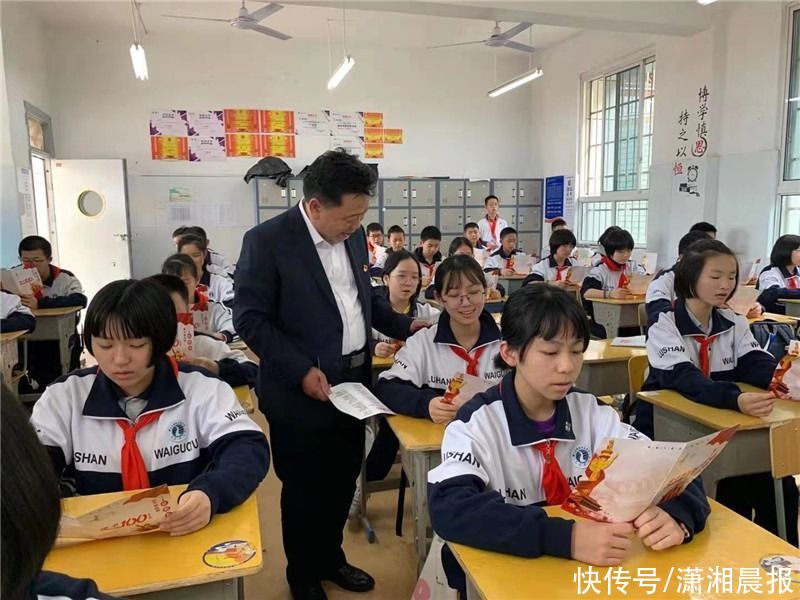 嘹亮歌声“叫醒”校园，麓外学子和校长一起激情午唱