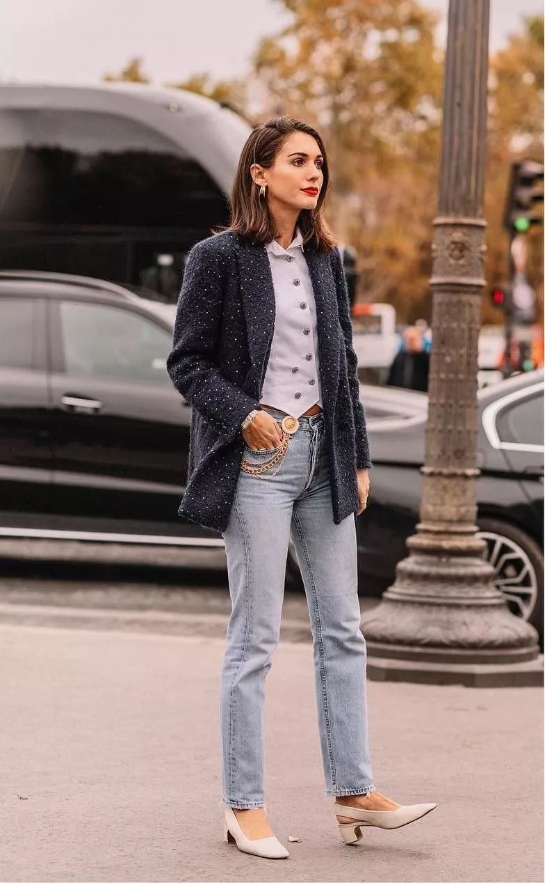 霍汶希身材和气质一流,西装内搭白T恤高级干练,显高又显瘦