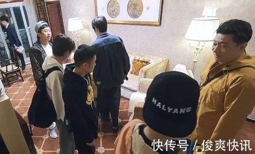 鄧超陳赫等人聊天時，鹿晗頭上的帽子尤為搶鏡，這不是那誰的？