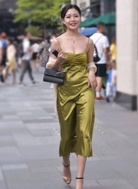 穿搭 小姐姐身穿丝绸连衣裙,性感时尚,同时不失高贵优雅!