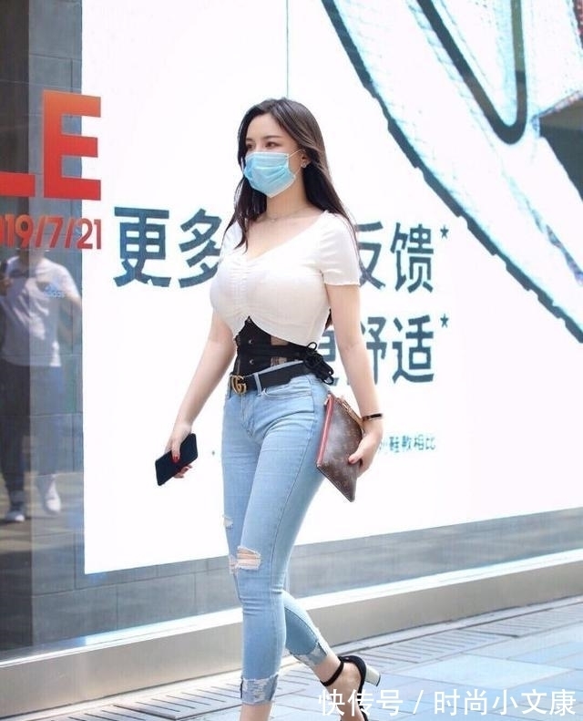破洞牛仔裤 破洞牛仔裤的魅力，白T恤最懂